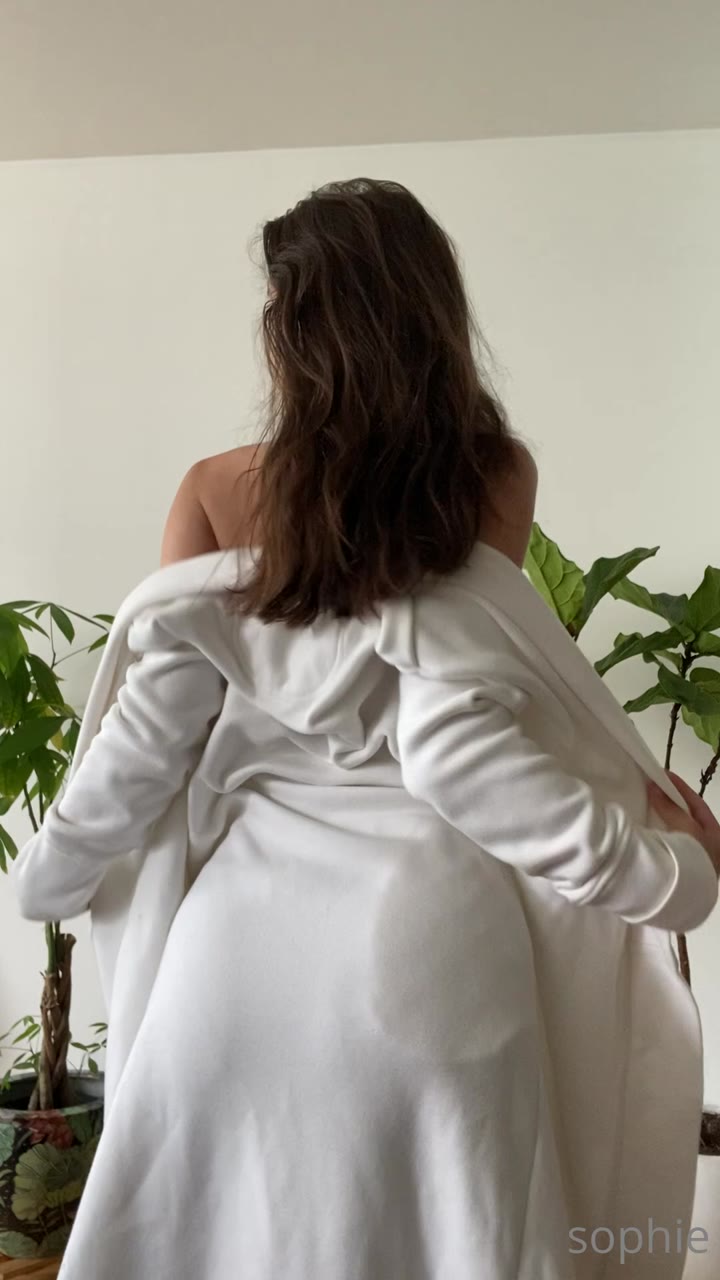 Sophie Mudd nude undressing clip leak