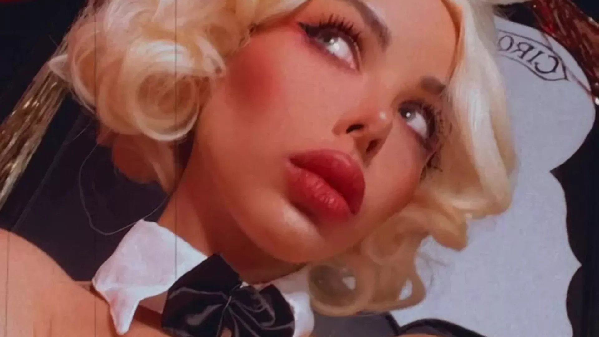 Amanda Welp showing her huge boobs in cosplay