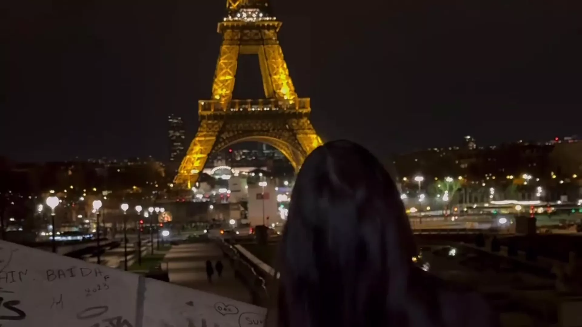Giulia Rosa attractive video beside Eiffel Tower